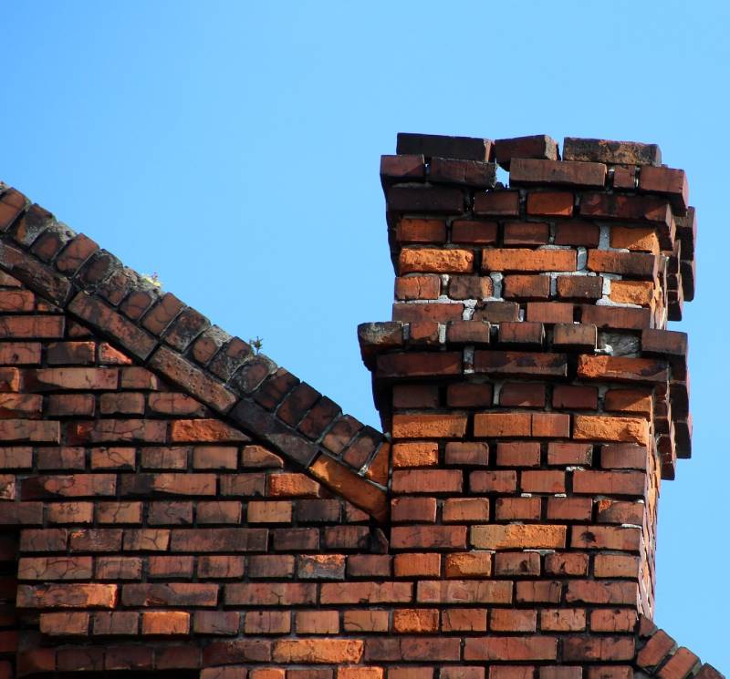 Signs Your Coconut Creek Home Needs a Chimney Inspection Blog Article - Damaged chimney on an Coconut Creek home showing cracks and missing mortar